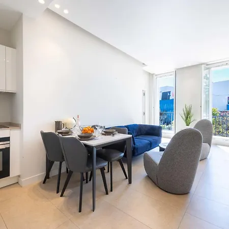 2-br Facing Palais Des Congres Centre
