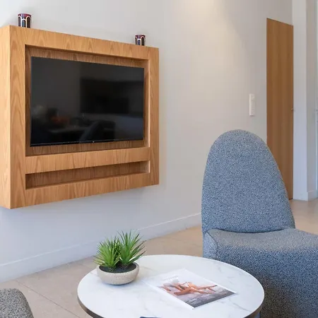 2-br Facing Palais Des Congres Centre