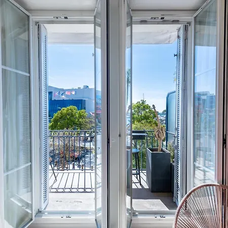 2-br Facing Palais Des Congres Centre