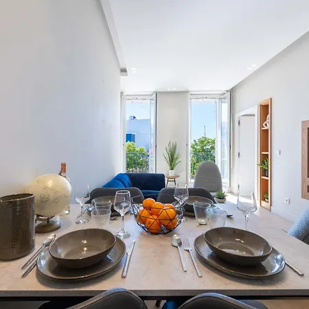 Διαμέρισμα 2-br Facing Palais Des Congres Centre *