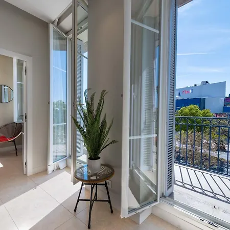 דירה 2-br Facing Palais Des Congres Centre *