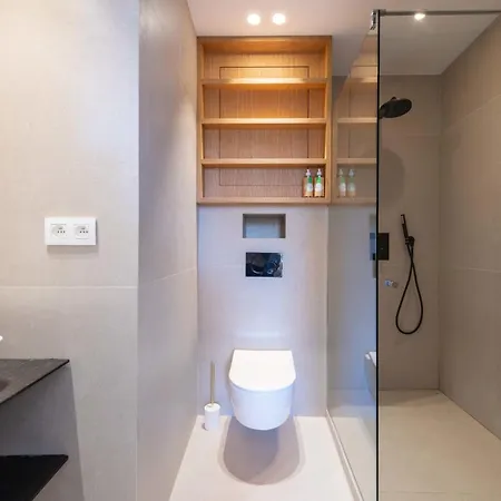 2-br Facing Palais Des Congres Centre *